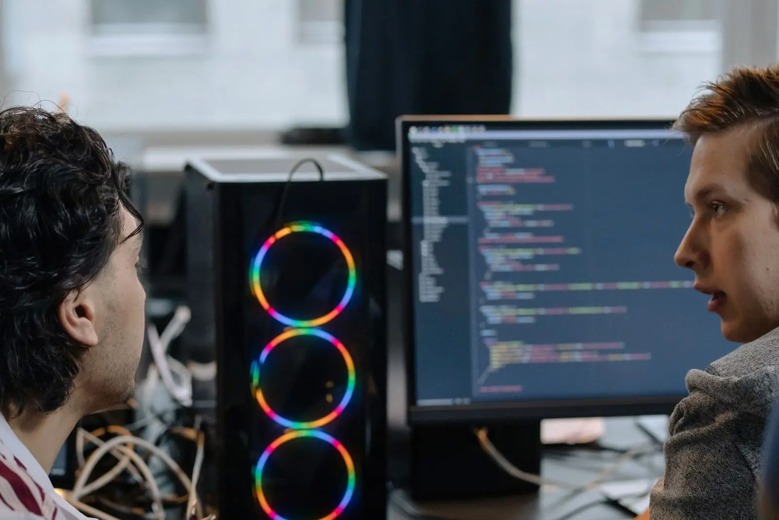 Deux développeurs devant un écran affichant du code