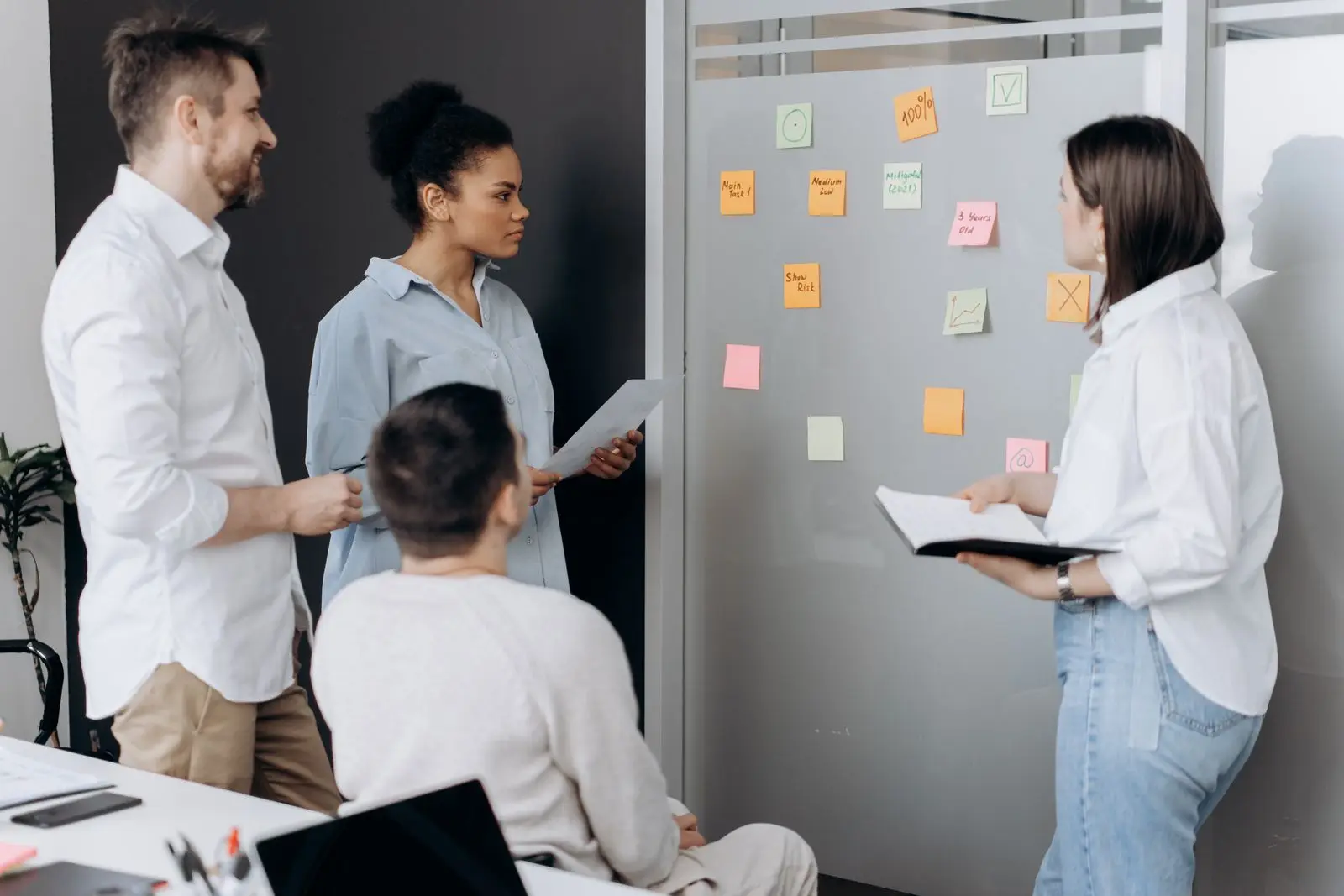 Atelier de création autour d’un tableau couvert de notes