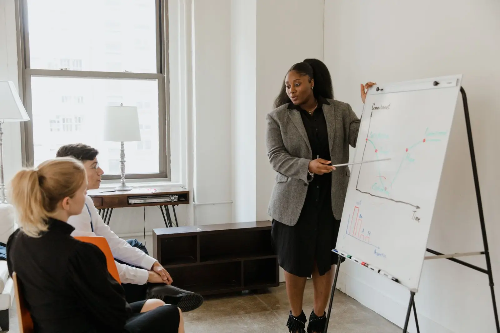 Formatrice présentant un tableau devant un groupe