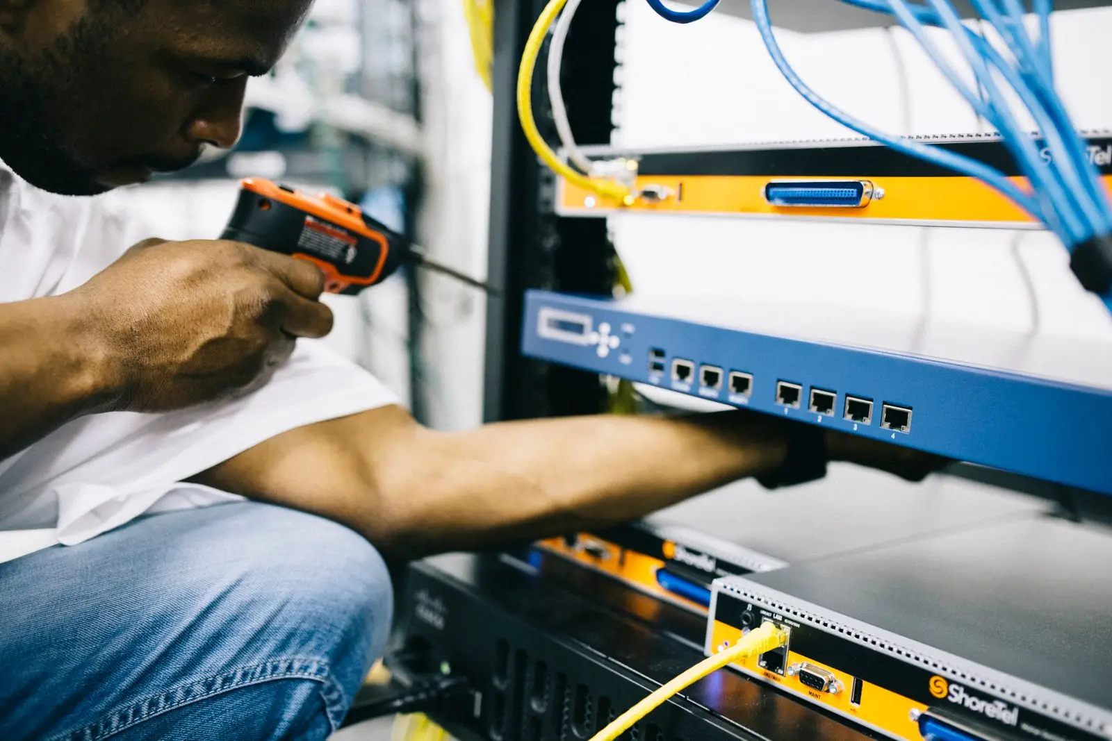 Technicien installant un équipement réseau