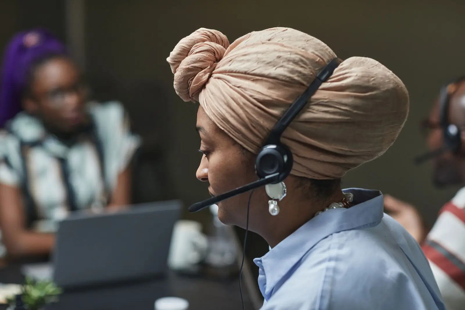 Conseillère avec un casque répondant à un client